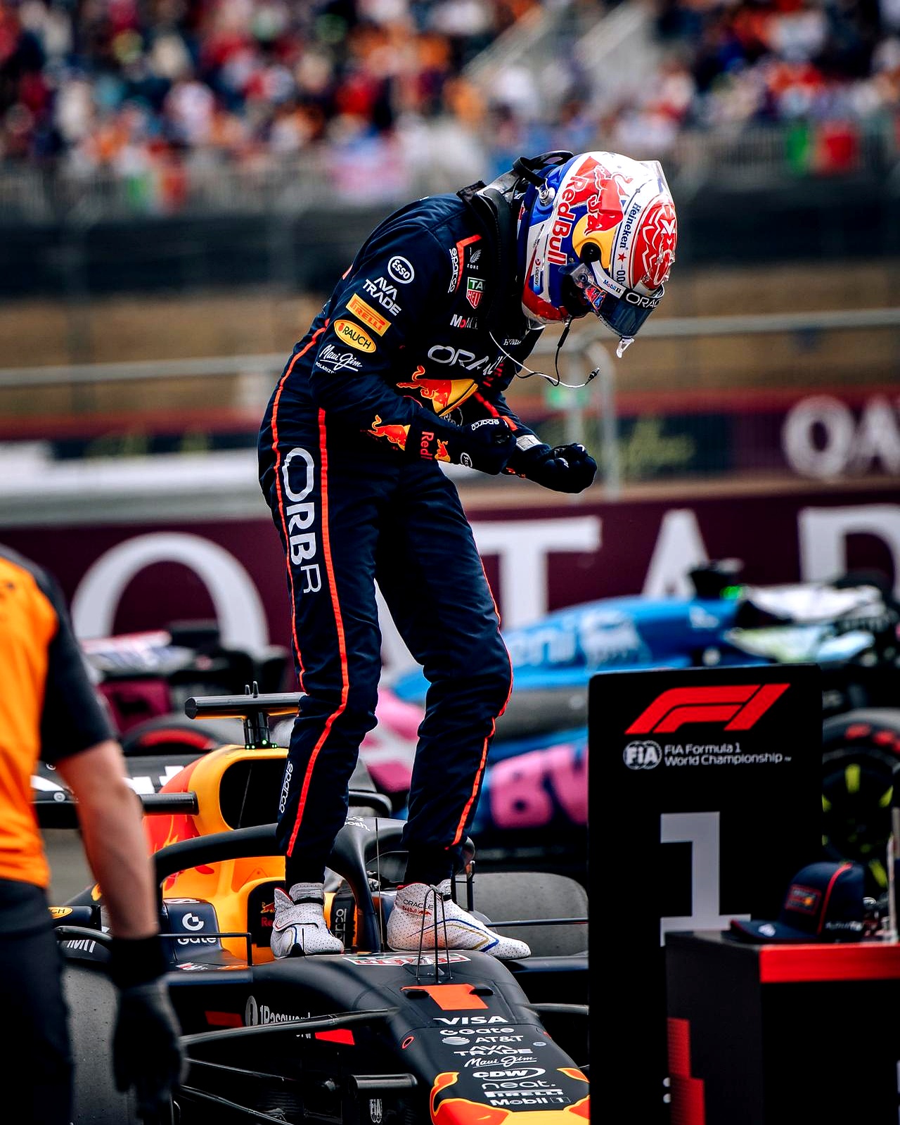 红牛车队轻取梅赛德斯，拉塞尔高光表现