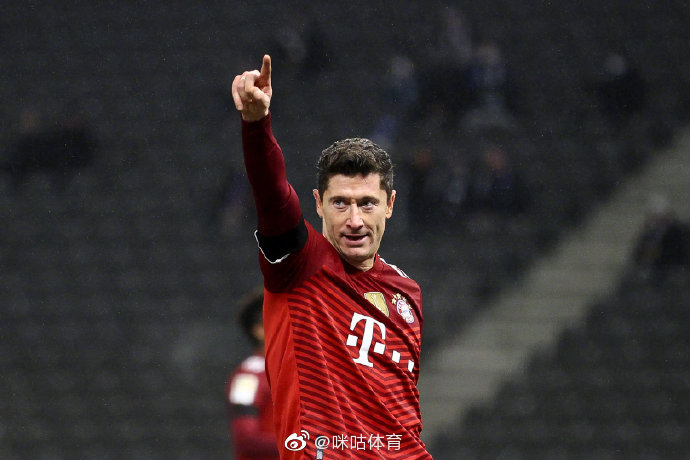 皇马横扫尤文，莱万高光表现