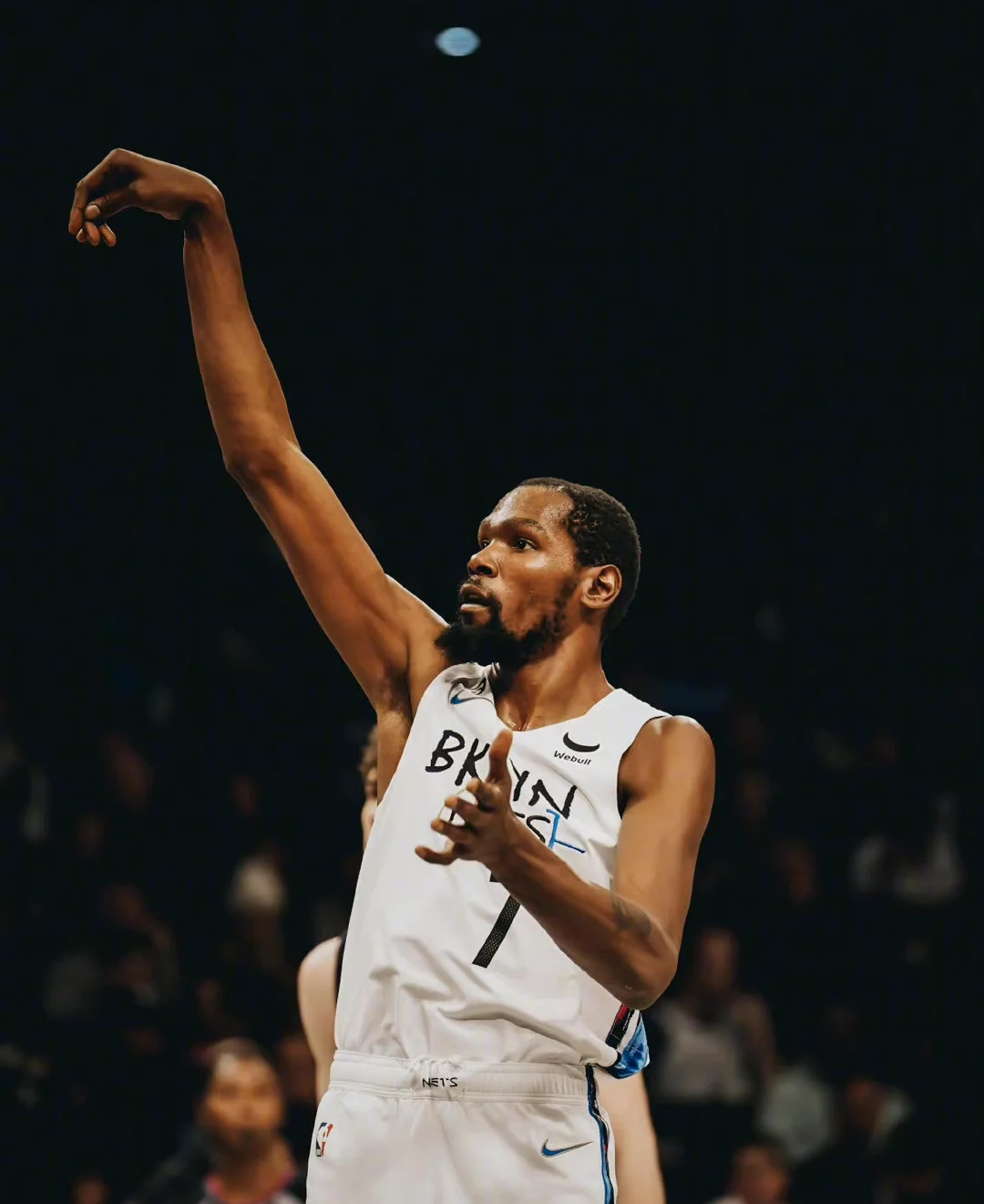 篮网险胜深圳队，欧文惊艳四座