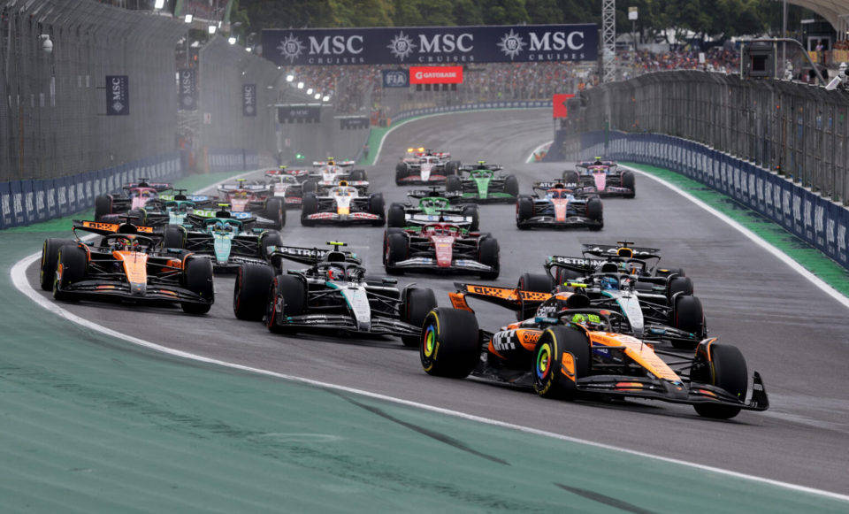 阿斯顿马丁完胜雷诺车队，皮亚斯特里刷新纪录