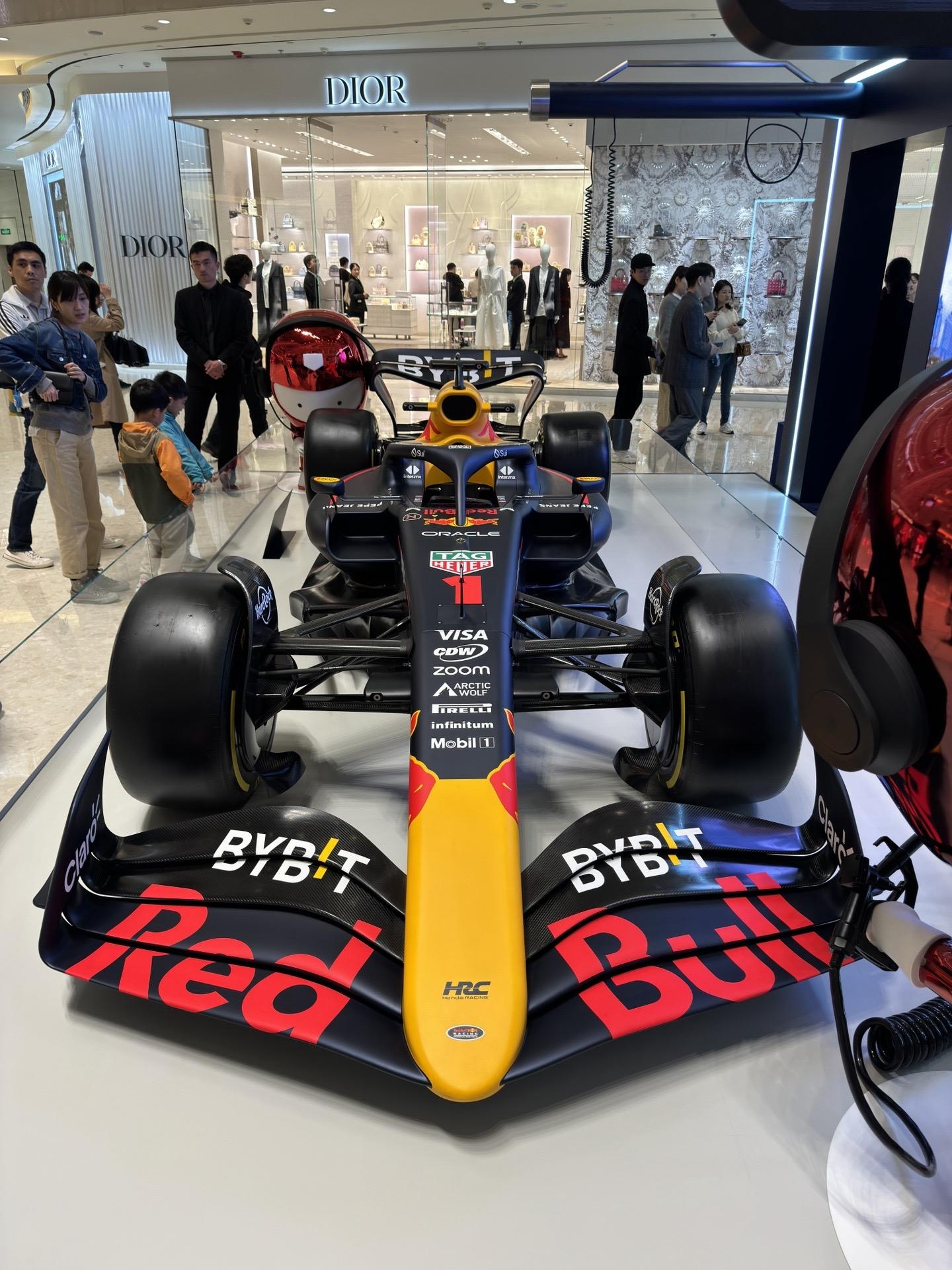 威廉姆斯力克红牛车队，汉密尔顿点燃赛场