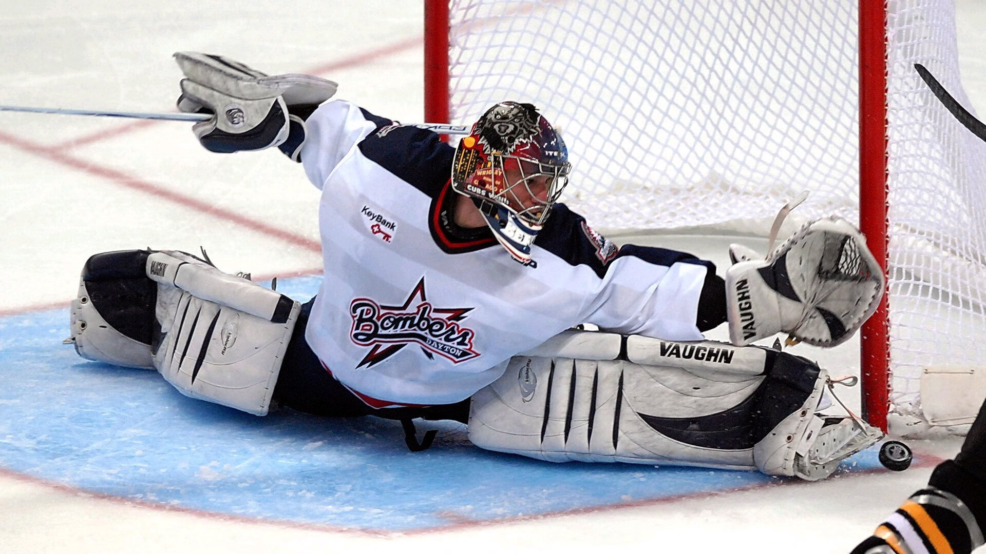 赛道与球场，当杰伦格林在F1街道赛接管，黄蜂已在深圳血拼