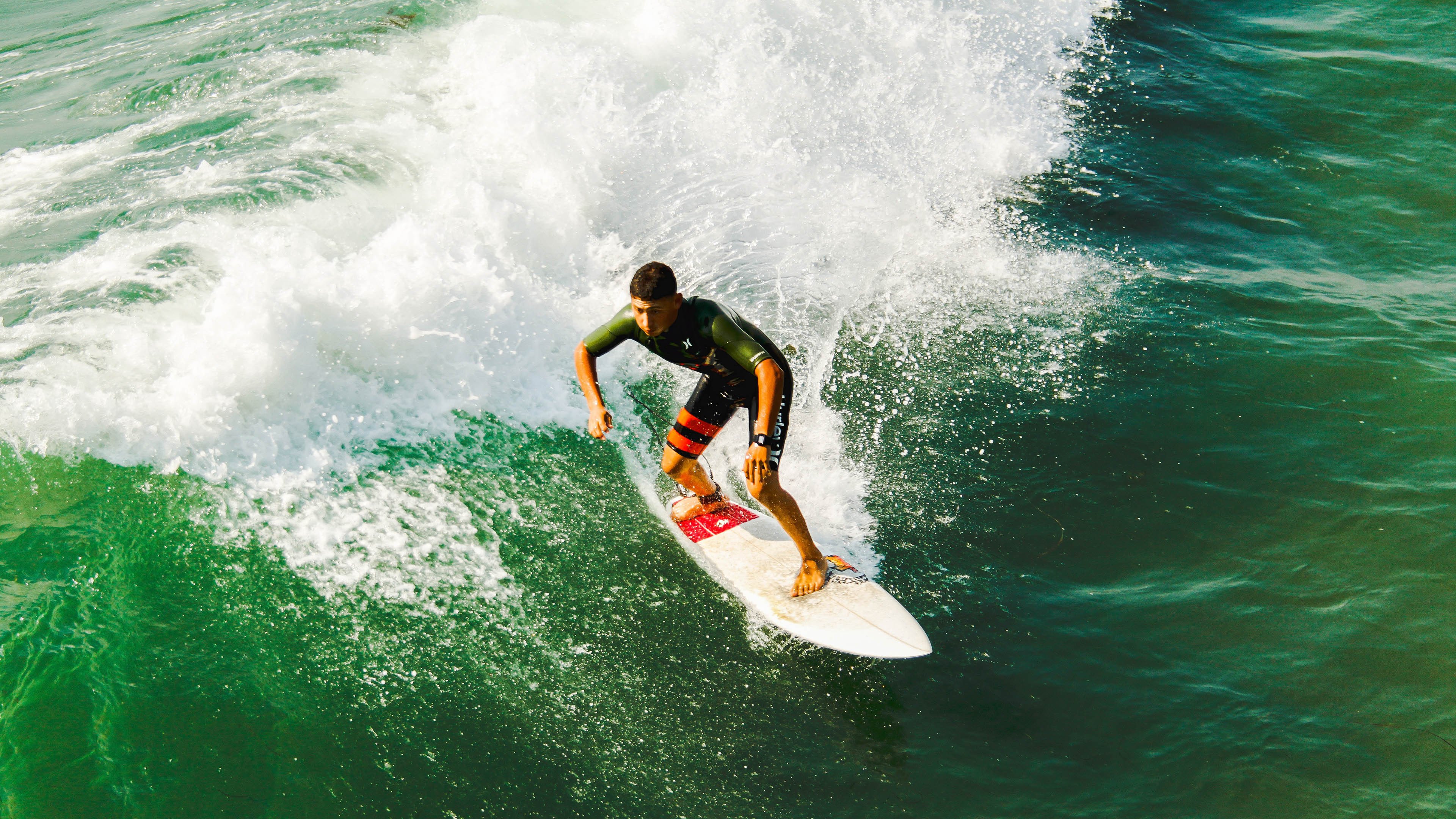 绿茵场上的北非风暴，当压制成为艺术，卡马文加如何为阿尔及利亚持续制造杀伤