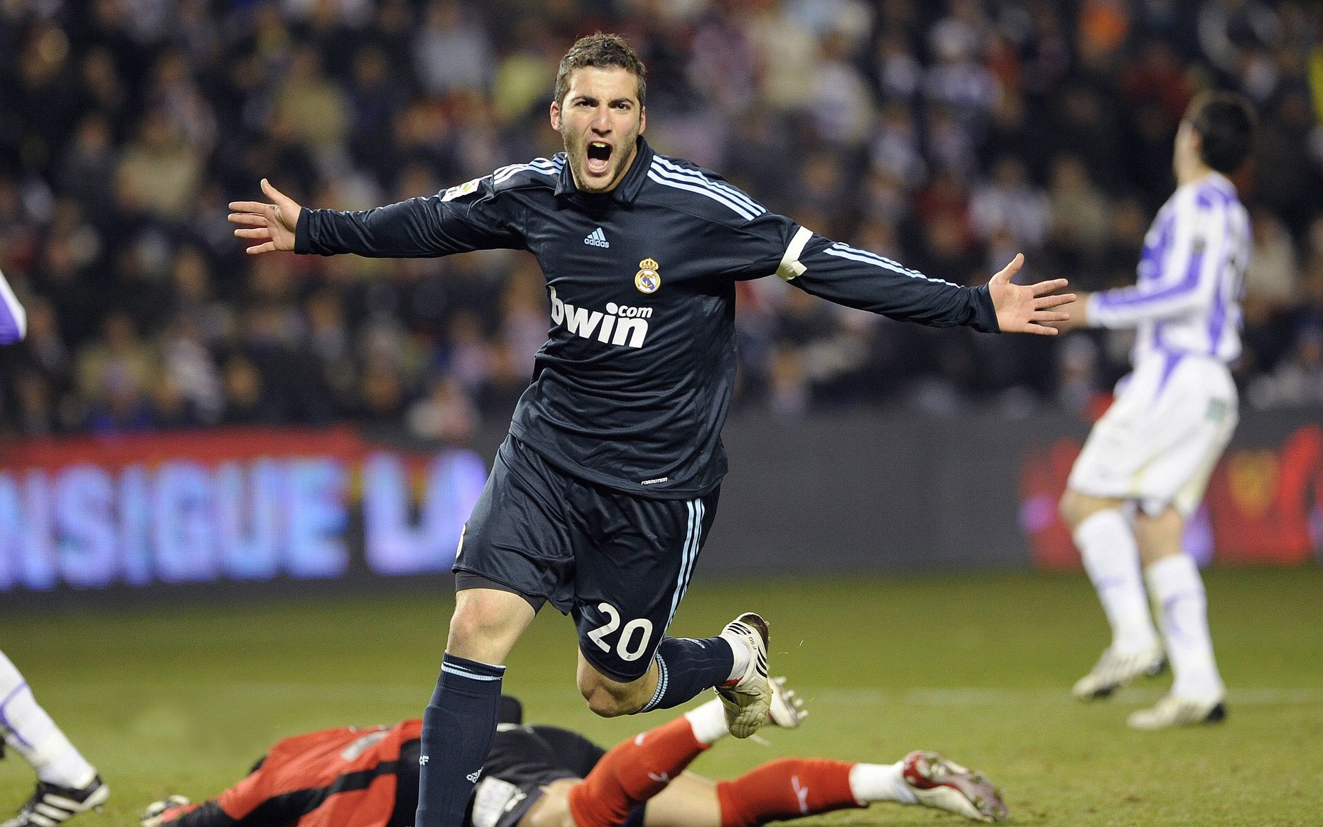 当喀麦隆狂胜遇上梅西大场面，足球世界里的两种伟大叙事